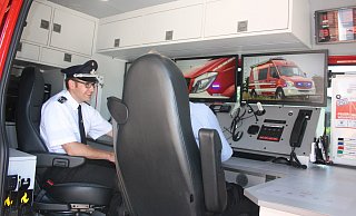 Blick in das Innere: Sebastian Ewen erklärt einem Gast die Aufbauten im Fahrzeug. - Torsten Wegener