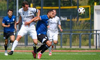 Jeredy Hilterman (Mitte), hier im Testspiel gegen Rehden, lief am Sonntag als 27-Jähriger für die U21 auf. Gängige Praxis nicht nur beim DSC. - Andreas Zobe Jeredy Hilterman (Mitte), hier im Testspiel gegen Rehden, lief am Sonntag als 27-Jähriger für die U21 auf. Gängige Praxis nicht nur beim DSC. - Andreas Zobe