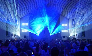Die Lasershow der Firma Raytec aus Bünde in der Lukas-Kirche war am Freitagabend buchstäblich ein Highlight der Veranstaltung. - Gerald Dunkel