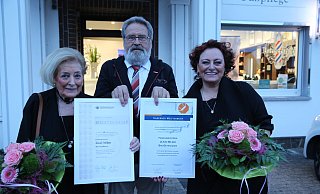 Ehrenkreishandwerksmeister Karl Kühn überreicht die beiden Meisterbriefe an Liesel (l.) und Ulrike Milner. - Elke Niedringhaus-Haasper