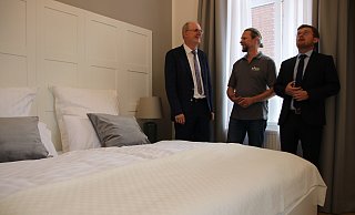 Inhaber Marco Küper (Mitte) präsentiert Volksbank-Vorstand Andreas Schwarze (l.) und Volksbank-Manager Oliver Wehmeyer das erste fertige Zimmer im Hotel Markt 5. - Frank Hartmann