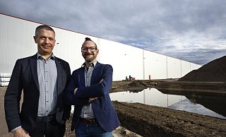 Die Geschäftsführer Tobias Ortkras (l.) und Philipp Ehlert auf der Baustelle im Kreis Gütersloh. - Roland Thöring