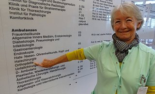 Die Grüne Dame Angelika Lütger empfängt die Patienten im Foyer und zeigt ihnen hilfsbereit, in welche Richtung sie gehen müssen. - Kristina Grube