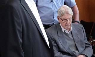 Verhandlungsbeginn: Reinhold Hanning wird in den Saal gebracht. Vorn steht Verteidiger Andreas Scharmer. - Bernhard Preuss
