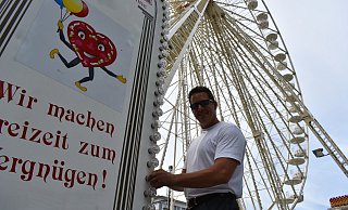 Das Riesenrad steht: Trotzdem hat Schausteller Markus Wilhelm noch viel zu tun, denn alle Lämpchen am Fahrgeschäft müssen kontrolliert werden. - Svenja Ludwig