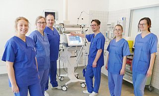 In kleinen Gruppen schult Martin Brenke (Mitte), Oberarzt der Klinik für Anästhesiologie und operative Intensivmedizin, derzeit Kollegen aus anderen medizinischen Fachabteilungen. Hier an einem Beatmungsgerät. - Hoppe