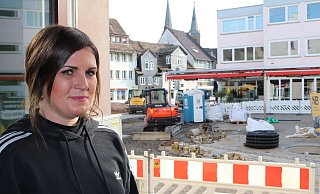 Felicitas Hummel, Inhaberin des Cafés Heimisch in Höxter, beschwert sich über die fehlende Kommunikation der Stadt bezüglich der Baustelle. - Celina Allard