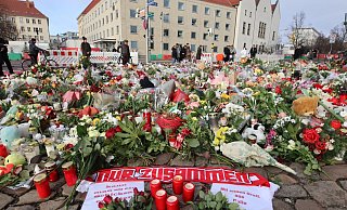 Der zentrale Gedenkort vor der Johanniskirche gleicht einem Blumenmeer. - Matthias Bein/dpa