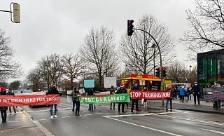 Am Marktkauf in Gütersloh kommt noch bis 14 Uhr immer wieder zu Verkehrsbehinderungen durch eine Protestaktion. - Thorsten Heß