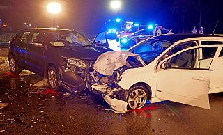 Beim Zusammenstoß der beiden Fahrzeuge wurde alle sechs Insassen verletzt, die Fahrer zogen sich schwere Verletzungen zu. - Ralph Meyer