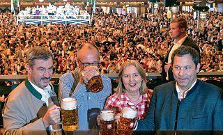 Auch wenn Markus Söder eigentlich nicht gerne Bier trinkt - fürs Foto auf dem Oktoberfest gehört auch für ihn der Maßkrug natürlich dazu. (Archivbild) - Peter Kneffel/dpa