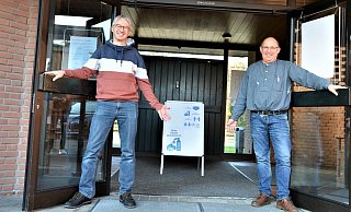 Die evangelischen Pfarrer Carsten Glatt (l.) und Reinhard Bogdan hoffen, dass sie am Heiligen Abend in den beiden Gotteshäusern viele Besucher begrüßen können. - Karin Prignitz