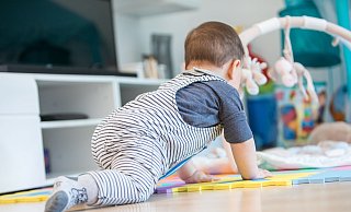 Krabbeln und entdecken: Häufiges Staubsaugen und feuchtes Wischen hilft, Babys vor im Hausstaub lauernden Schadstoffen zu schützen. - Christin Klose/dpa-tmn