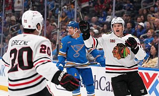 Lukas Reichel (r) erzielte erstmals zwei Tore in einem NHL-Spiel. - Jeff Roberson/AP/dpa