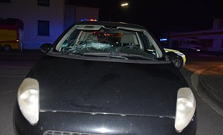 Nach der Kollision prallte der Radfahrer auf die Windschutzscheibe des Autos. - Polizei Herford