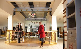 Judith (l.) und Ute Schlinker blicken in ihrem Warburger Kino vom Cafébereich ins leere Rund des Foyers. Sich auf den Stühlen niederzulassen, verwehren coronabedingt Absperrbänder. - Dieter Scholz