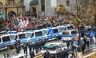 Bielefelder Konfliktforscher sammeln Eindrücke von Teilnehmern der großen Demonstration am 9. November in der Innenstadt. - Sarah Jonek