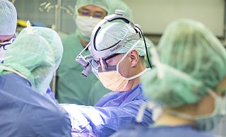 Damit dringliche nicht weiter aufschiebbare Operationen trotz Coronapandemie stattfinden können, haben die Paderborner Krankenhäuser ein umfassendes Sicherheitskonzept erarbeitet. - Brüderkrankenhaus St. Josef