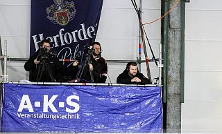 Alles im Blick: Das Mediateam mit Kommentator Sven-Olaf Mayer (Mitte) und Co-Kommentator Aaron Reckers (r.). Foto: Yvonne Gottschlich - Yvonne Gottschlich