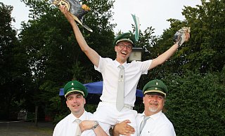 Heinz Kroos ist König in Boke: Geschäftsführer Matthias Leutnant (li.) und Hauptmann Markus Heinrich lassen ihn hochleben. - Regina Brucksch