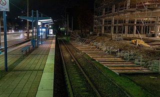 Der Sturm hatte den Bauzaun umgeworfen. Er landete auf den Schienen. - Christian Mathiesen