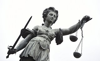 Heute wird ein Urteil wegen dreifachen versuchten Mordes erwartet. - Arne Dedert/dpa/dpa-tmn