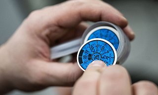 Unter anderem die Farbe der Prüfplakette gibt an, wann die nächste HU fällig ist: Nach Orange für 2025 folgen Blau, Gelb, Braun, Rosa und Grün. - Marijan Murat/dpa/dpa-tmn