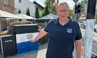 Mittlerweile Routine: Auf dem Weg zum Bäcker am Wochenende befreit Udo Plaßmann die Ampelmasten von neuen Aufklebern des DSC. - Christian Bröder