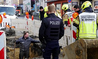 Bei Tiefbauarbeiten in der Riemekstraße wurde eine Gasleitung beschädigt. - Ralph Meyer