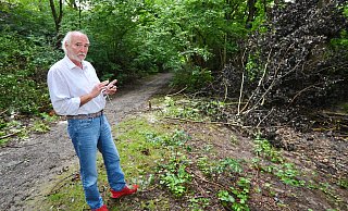 Klaus Blome lebt seit mehr als 40 Jahren an der Straße "Am Damm". Ihn ärgert, dass die Straße immer weiter zuwächst. - Barbara Franke