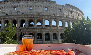 Für viele ist Italien eine Postkartenidylle: Pizza und Aperol, eine Sehenswürdigkeit in Sichtweite. Der Italo-Schlager spielt mit diesen Klischees. (Archivbild) - Sabina Crisan/dpa