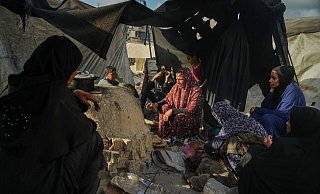 Palästinensische Frauen backen Brot in Notunterkunft. - Jehad Alshrafi/AP/dpa
