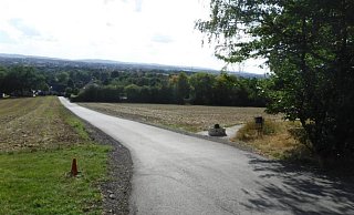 Wüstener Weg: Autofahrer fahren bergab vom Restaurant Steinmeyer kommed zu schnell, beklagt ein Anlieger. Der Betreiber ist nun mit einer Tempo-30-Markierung auf seinem Grundstück einverstanden. - Stadt Herford