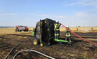 Vor Ort waren 60 Feuerwehrleute mit 14 Einsatzfahrzeugen. - Feuerwehr Bad Wünnenberg