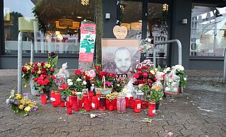 Kerzen und Blumen erinnern an das Opfer. - Jobst Lüdeking