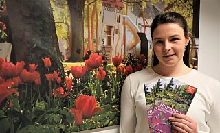Madita Alberding vor einem Fotodruck aus der Landesgartenschau-Zeit. Die 26-Jährige ist neue Geschäftsführerin beim Huxarium Gartenpark. - Simone Flörke