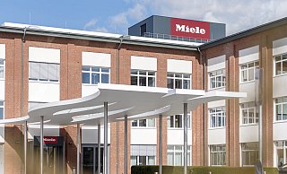 Mehrere Beschäftigte des Miele-Werks in Euskirchen hatten sich mit dem Coronavirus infiziert - daraufhin wurde auch in Gütersloh die Produktion gestoppt.  - Miele