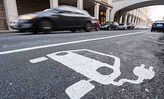 Freie Fahrt und kostenloses Parken? Ein Symbol eines Elektroautos markiert einen Parkplatz neben einer E-Ladesäule.  - Julian Stratenschulte/dpa