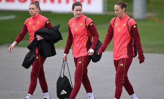 Stina Johannes (M.) vertrat erfolgreich Stammkeeperin Ann-Katrin Berger (r./Archivbild). - Arne Dedert/dpa