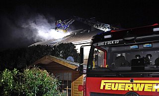 Während der Brand im Kreis Gütersloh schnell unter Kontrolle war, dauerten die Nachlöscharbeiten bis gegen 2 Uhr. - Andreas Eickhoff