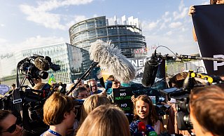 «Unsere Botschaft an die Politiker lautet, sich für die Natur und die Menschen statt für Profit und Gier zu entscheiden», sagte die schwedische Klimaaktivistin Greta Thunberg vor dem Europaparlament. - Philipp von Ditfurth/dpa