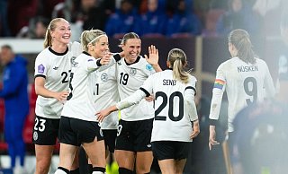 Deutsche Jubeltraube: Auch dank Camilla Küver (l) blieb die DFB-Elf ohne Gegentor. - Marius Becker/dpa