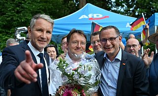 Björn Höcke (l), Vorsitzender der AfD Thüringen und Tino Chrupalla, AfD-Bundesvorsitzender (r) gratulieren Robert Sesselmann. - Martin Schutt/dpa