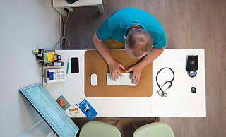 Nicht alle Praxen haben sie, nur ganz wenige Patientinnen und Patienten nutzen sie bisher: die elektronische Patientenakte. (Archivbild) - Sebastian Kahnert/dpa/dpa-tmn