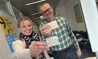 Die neuen EU-Kartenführerscheine präsentieren die Leiterin des Straßenverkehrsamts, Ferdinande Schröder, und der Chef der Führerscheinstelle, Tobias Kürpick. - Jens Reddeker