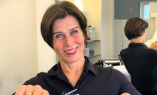 Der letzte Abschnitt einer erfolgreichen Ära. Nach 45 Jahren im Friseurberuf legt Birgit Drewes Kamm und Schere aus der Hand. - Horst Biere