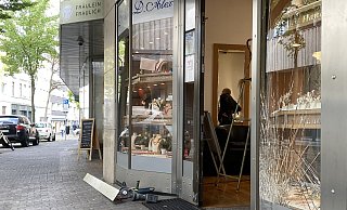 Die Täter fuhren mit einem gestohlenen Auto zweimal frontal gegen den Eingangsbereich des Juweliergeschäfts. - Marc Schröder