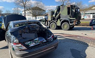 Der Mercedes war nicht mehr fahrbereit, der Bundeswehr-Lkw (im Hintergrund) an der Front beschädigt. - Polizei
