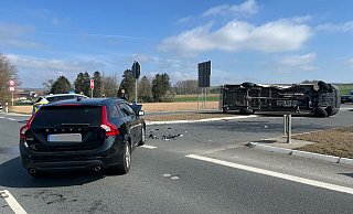 Der Transporter kippte bei dem Unfall auf die Seite und rutschte über eine Verkehrsinsel. - Polizei Höxter