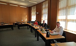 Die Leiterin des Kreisgesundheitsamtes Marie-Luise Kluger, Landrat Jürgen Müller und der Leiter des Krisenstabes Norbert Burmann hielten beim Pressegespräch im Sitzungssaal des Kreishauses Abstand. - Frank-Michael Kiel-Steinkamp